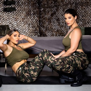 Сисястые красивые любовницы вместе резвятся