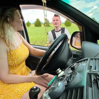 В машине поебал крикливую сисястую телку