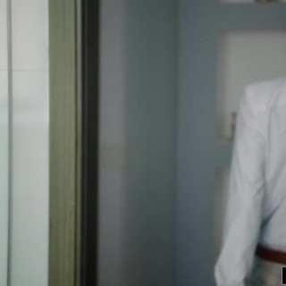 Негр огромным концом жестко ебенит белоснежку