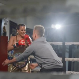 Шикарная красотка милфа получила в ротан и анал