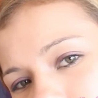 Девчонка молодка себе ласкает пизду