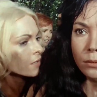 Порно девушка трахается с вымышленным партнером