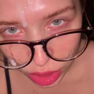 Девочка в очках отлично отсасывает