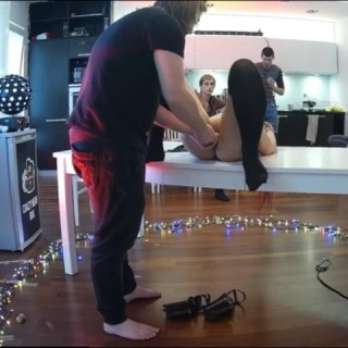 Красотка в чулках на двоих порно