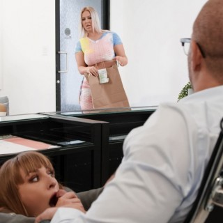 С двумя пышногрудыми самками жарко трахается