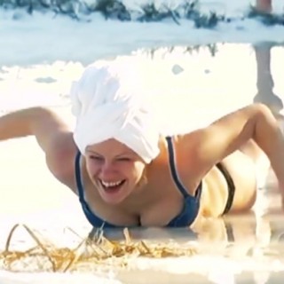 Порно красивые телки готовятся к аналу