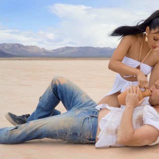 Пышногрудая девка и очень большой хуй