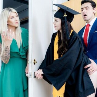 Одна телочка ебется, вторая смотрит