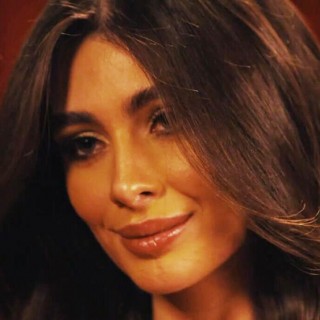 Сексапильная горячая баба ласкает пизду