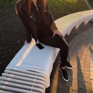 Телочка играется с членом мужика