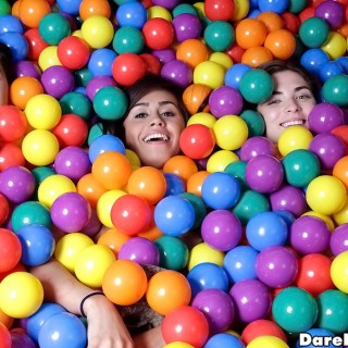 Ебля с красивыми девками в шариках