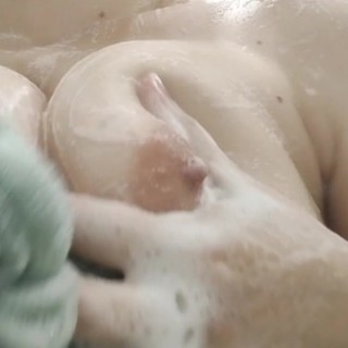 Помыла свои очень здоровые дойки