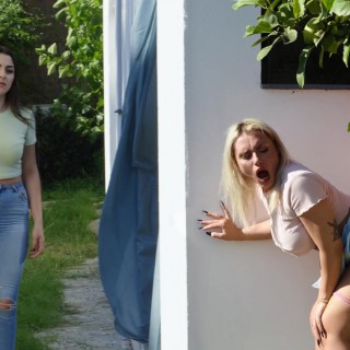 Сильно захотел грудастую блонду