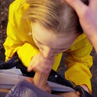 На свежем воздухе дал девушке сосать хер