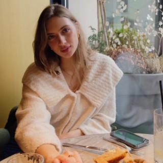 Дает девушке сосать хуй и отлично ебенит