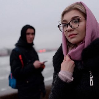 Порно юную девушку трахают в анал первый