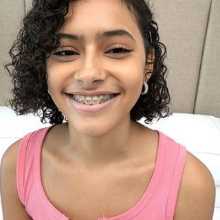 Здоровым хуем поебал молодую девушку