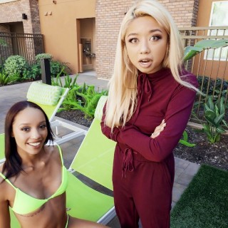 Мужик поебался с двумя сексуальными крошками