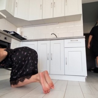 Помогает соседке и мощно ее трахает