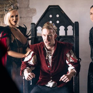 Король долбит грудастую, порно пародия