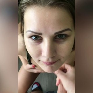 Домашняя любовница посасывает член