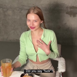 Улыбчивая молодка сладко сосет хер