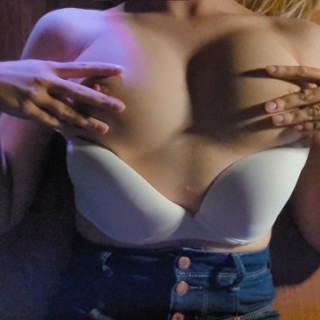 Сисястая молодка получала в рот и киску