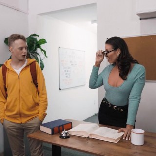 Зрелая мамаша сильно хочет молодой хер