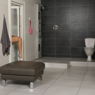 Грудастая Энджел Вики (Angel Wicky) играет со своим вкусным телом