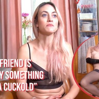 Худенькая телочка играет с пилоткой