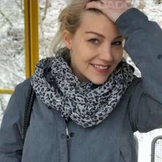 На улице имеет телку блондинку