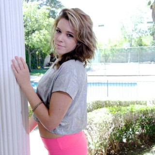 Пососала стояк и подставила киску